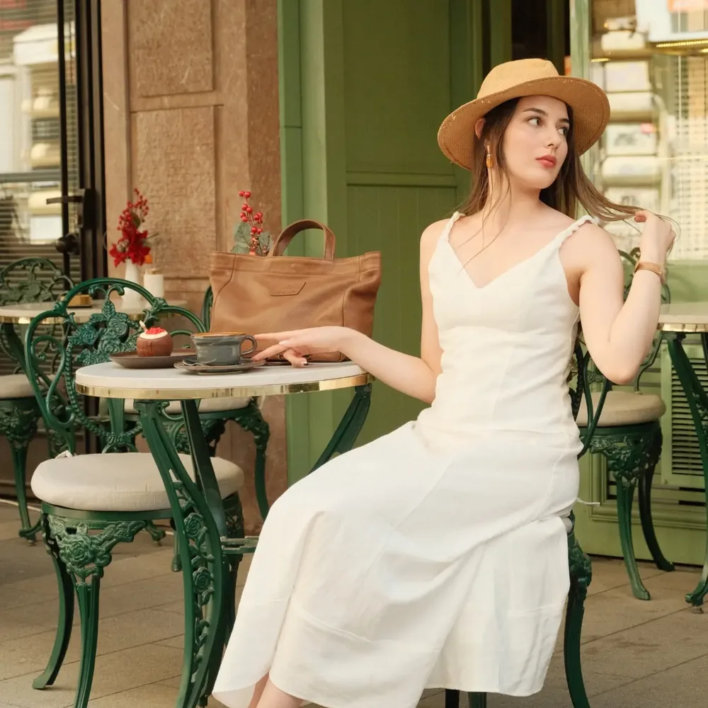 Cassa 1836 Karaköy coffee dış mekanda kahve keyfi yapan kadın müşteri İstanbul