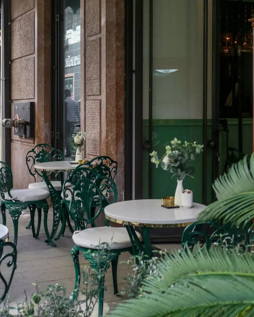 Cassa 1836 Karaköy coffee dış mekan oturma alanı sakin kafe atmosferi İstanbul