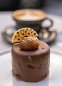 Cassa 1836 Karaköy coffee çikolata kaplı tatlı ve kahve sunumu İstanbul