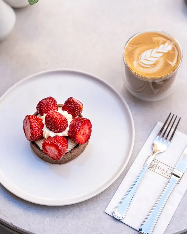 Cassa 1836 Karaköy coffee çilekli tatlı ve latte kahve sunumu İstanbul