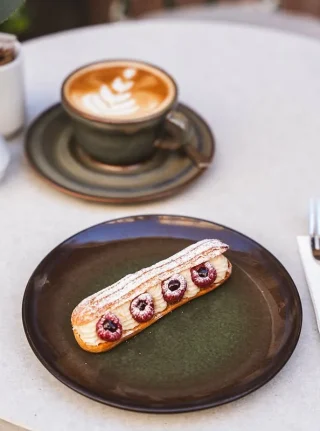 Cassa 1836 Karaköy coffee latte ve frambuazlı ekler tatlı sunumu İstanbul