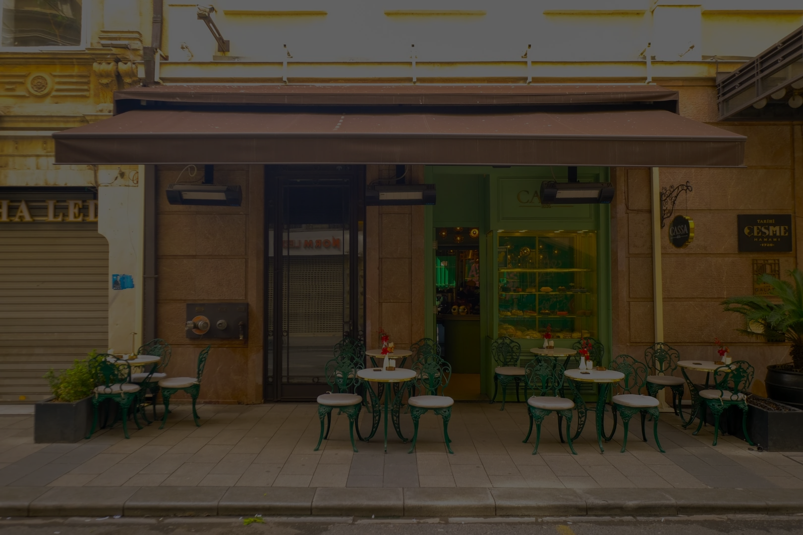 Cassa 1836 — Taze kruvasan ve kahvaltı tabağı